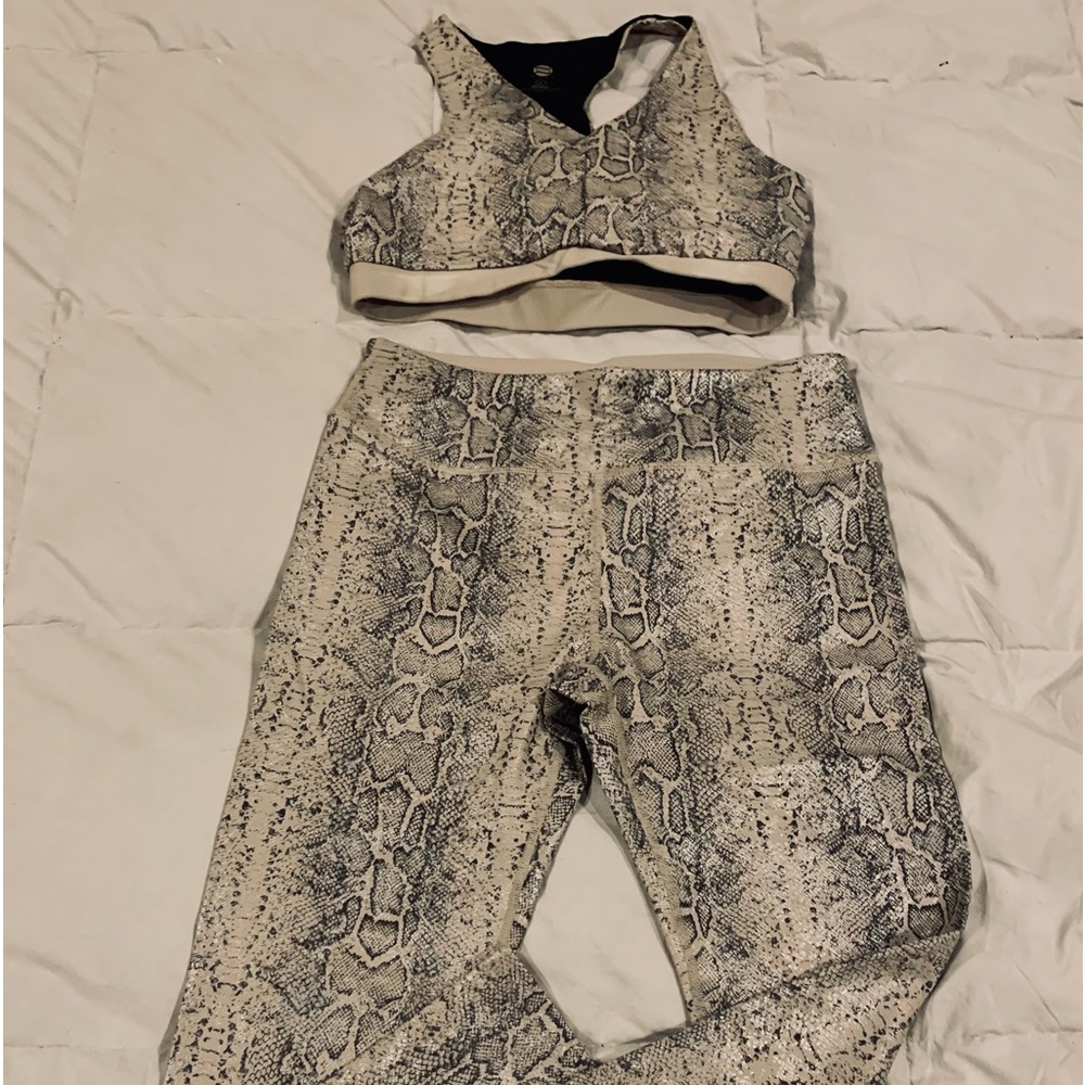 Noli NWOT 2 piece set. Safari blush workout top and pants